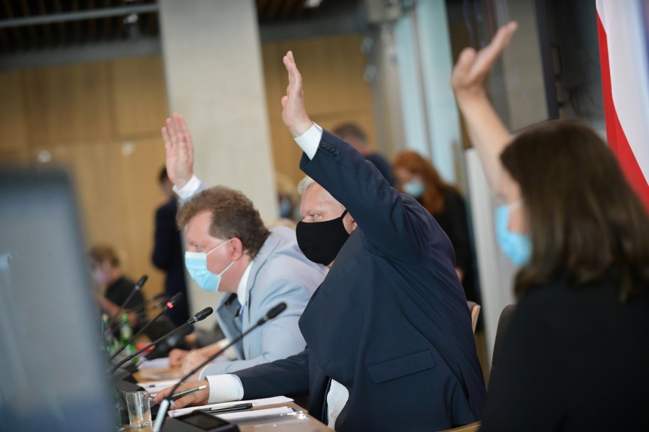 Komisja przyjęła z poprawkami projekt zmian w ustawie o radiofonii i telewizji autorstwa posłów PiS. / 	Marcin Obara  /PAP