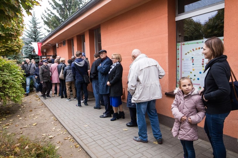Komisja wyborcza w Szkole Podstawowej nr 58 w Poznaniu / Adam Jastrzebowski /Reporter