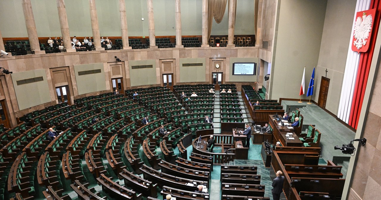 Komisje sejmowe przerwały prace nad projektem o sześciomiesięcznym vacatio legis ustaw podatkowych /Radek Pietruszka /PAP