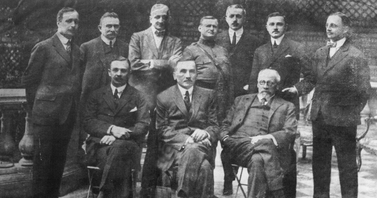 Komitet Narodowy Polski, Paryż 1918r. Siedzą od lewej: Maurycy Zamoyski, Roman Dmowski, Erazm Piltz. Stoją: Stanisław Kozicki, Jan Emanuel Rozwadowski, Konstanty Skirmunt, Franciszek Fronczak, Władysław Sobański, Marian Seyda, Józef Wielowieyski /FoKa /Agencja FORUM