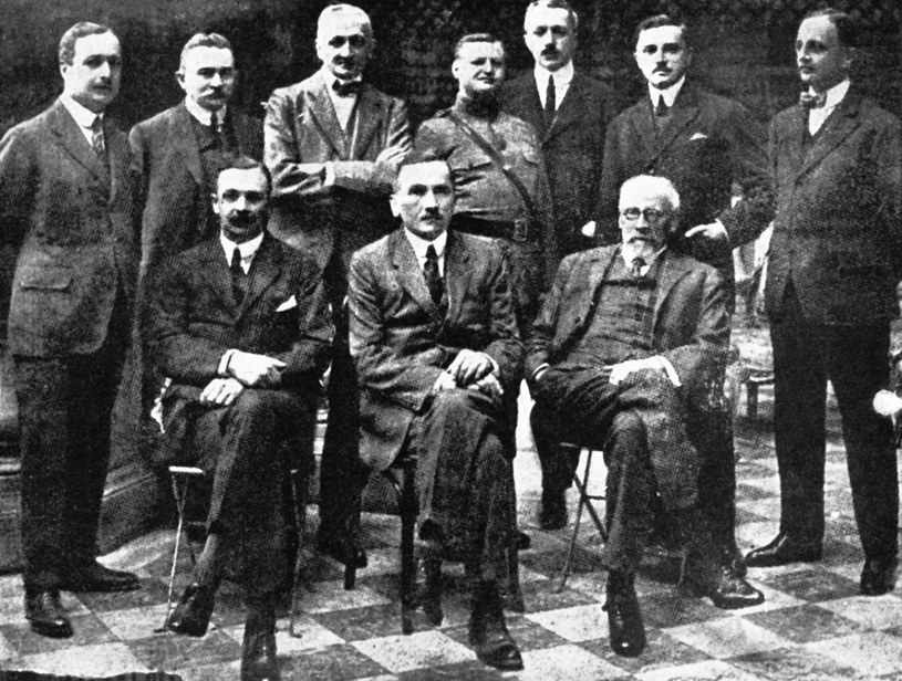 Komitet Narodowy Polski; siedzą: M.Zamoyski, R.Dmowski, E.Piltz; stoją: S.Kozicki, J.Rozwadowski, K.Skirmunt, mjr Fronczak, W.Sobański, M.Seyda i J.Wielowieyski, 1917 /Danuta B. Łomaczewska /East News