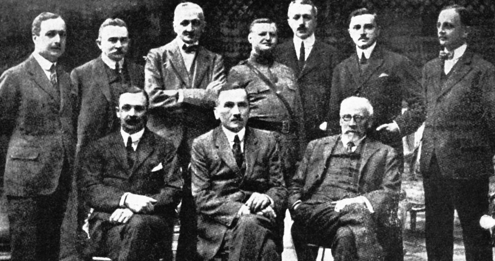 Komitet Narodowy Polski; siedzą: M.Zamoyski, R.Dmowski, E.Piltz; stoją: S.Kozicki, J.Rozwadowski, K.Skirmunt, mjr Fronczak, W.Sobański, M.Seyda i J.Wielowieyski, 1917 /Danuta B. Łomaczewska /East News