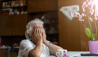 Komornik puka do drzwi. Emeryci za długi mogą stracić nawet 1/4 świadczenia