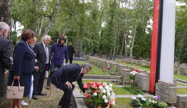 Komorowski złożył kwiaty na Powązkach