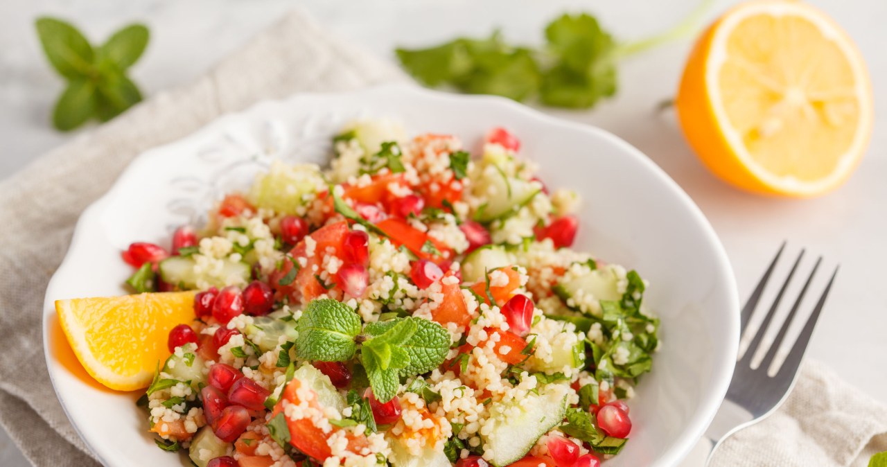 Komosa ryżowa może stanowić dodatek do obiadu zamiast ziemniaków czy ryżu. To także świetny produkt, który sprawdzi się do przygotowania sałatek. /123RF/PICSEL