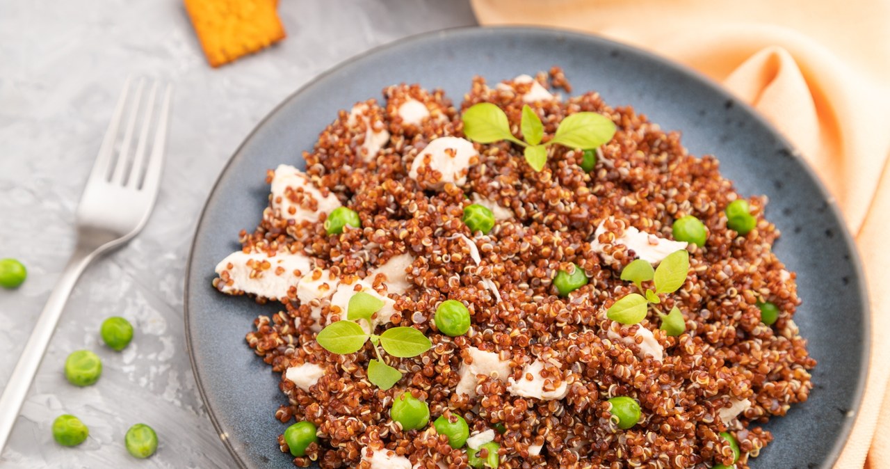 Komosa ryżowa (quinoa) z tofu to wysokobiałkowe danie. BIałko w diecie powstrzymuje podjadanie, pomaga spalać tłuszcz /123RF/PICSEL