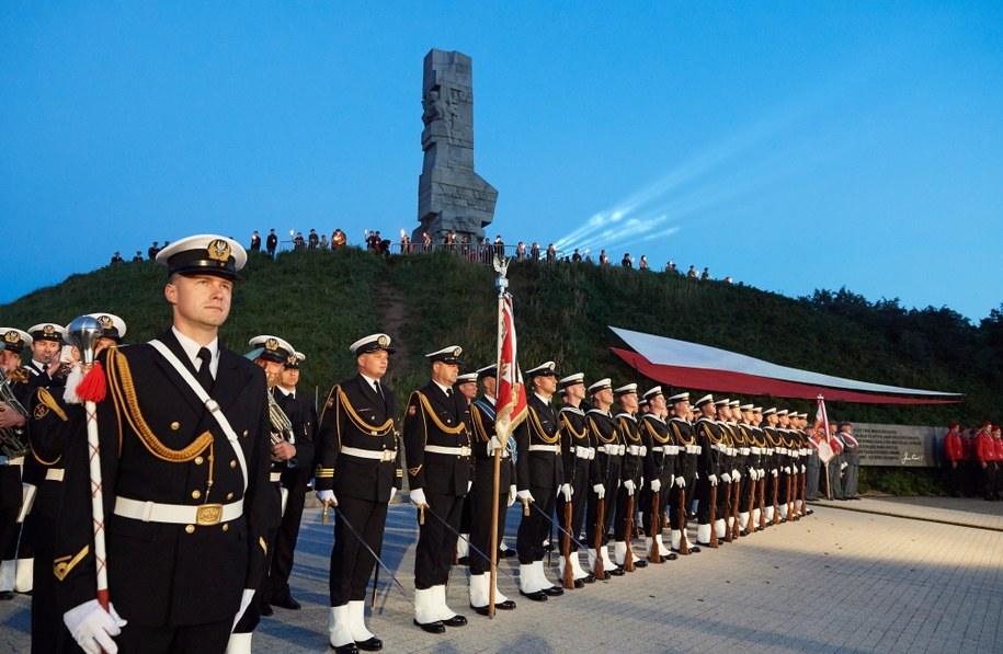 Kompania honorowa Wojska Polskiego przed Pomnikiem Obrońców Wybrzeża na Westerplatte /Adam Warżawa /PAP