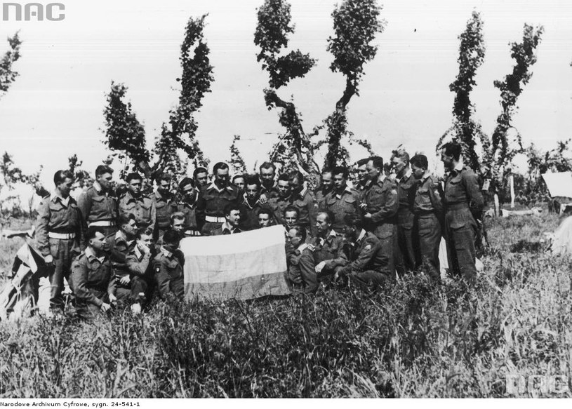 Kompania litewskich komandosów walczących w składzie 2 Batalionu Komandosów Zmotoryzowanych z litewską flagą (Castenaso, maj 1945) /Z archiwum Narodowego Archiwum Cyfrowego