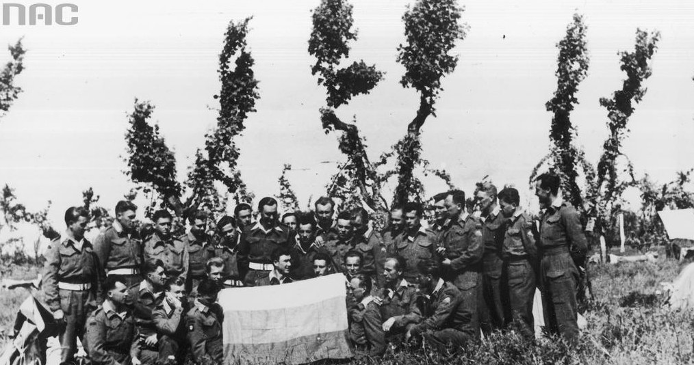 Kompania litewskich komandosów walczących w składzie 2 Batalionu Komandosów Zmotoryzowanych z litewską flagą (Castenaso, maj 1945) /Z archiwum Narodowego Archiwum Cyfrowego