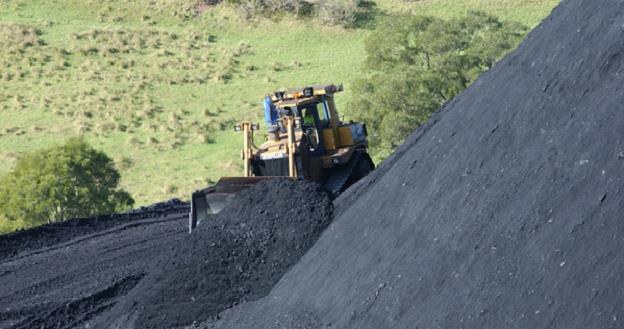 Kompania Węglowa musi sprzedać  3 mln ton węgla ze zwałów /AFP