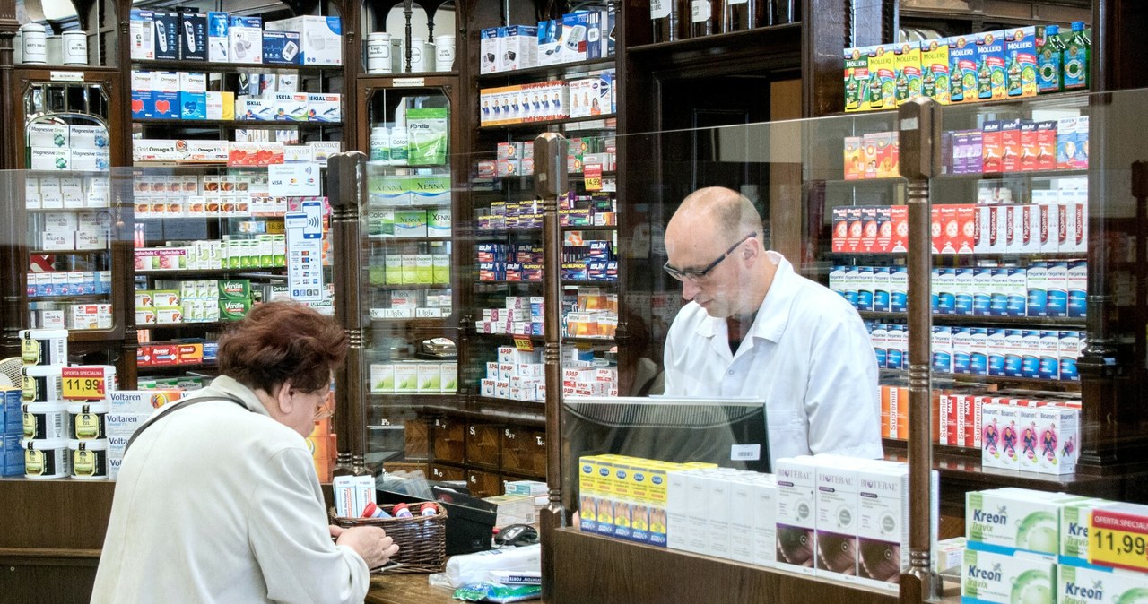 Kompetencje farmaceuty są w Polsce szerokie, aptekarze zajmują się nie tylko sprzedażą leków /Marek Szandurski/East News /East News