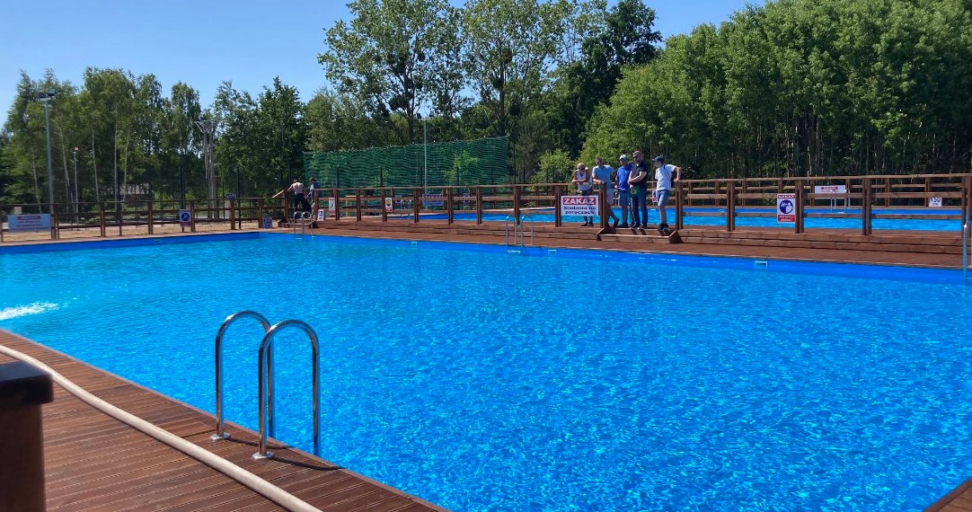 Kompleks Basenów Letnich w Strzeniówce to doskonałe miejsce na letni relaks tuż obok Warszawy. Jakie atrakcje oferuje? /Google Maps, 5salut /materiał zewnętrzny