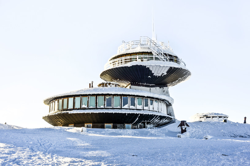 Kompleks narciarski Śnieżka to, obok Szrenicy to idealne miejsce dla narciarzy /123RF/PICSEL