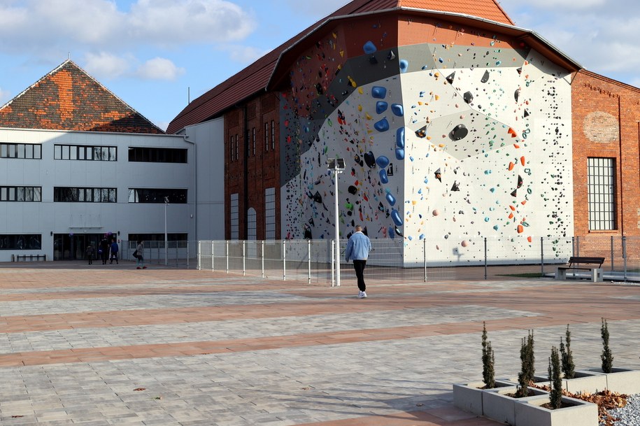 Kompleks ścian wspinaczkowych w dawnej cechowni kopalni Rozbark /Andrzej  Grygiel /PAP