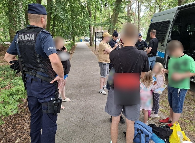 Kompletnie pijana kobieta "opiekowała" się dziećmi na plaży w Łebie /KPP Lębork /