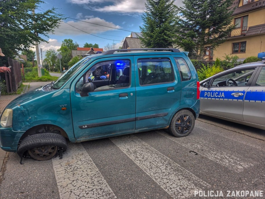 Kompletnie pijana przyjechała autem z uszkodzonym kołem po alkohol /Policja Zakopane /Policja