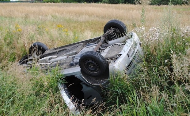 Kompletnie pijany kierowca dachował z 3-letnią córką w aucie