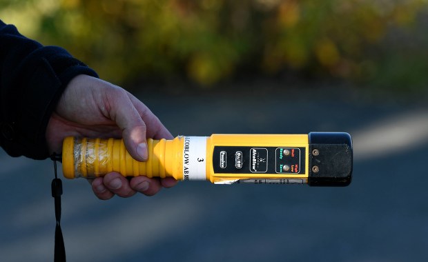 Kompletnie pijany ojciec z dzieckiem w samochodzie