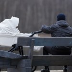 Kompletnie pijany spacerował z niemowlęciem. To nie koniec jego "wyczynów"