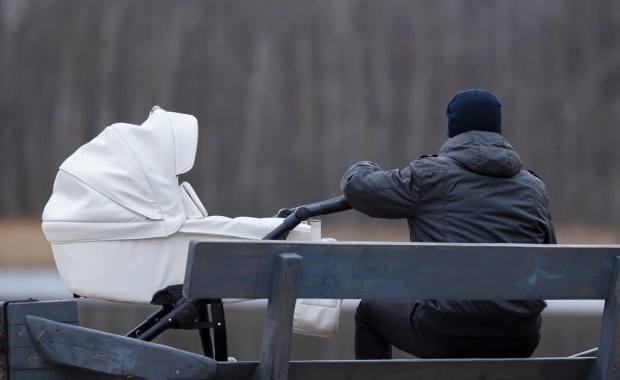 Kompletnie pijany spacerował z niemowlęciem. To nie koniec jego "wyczynów"