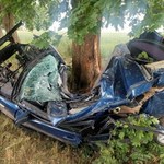 Kompletnie zmiażdżone auto, zginął 25-latek 