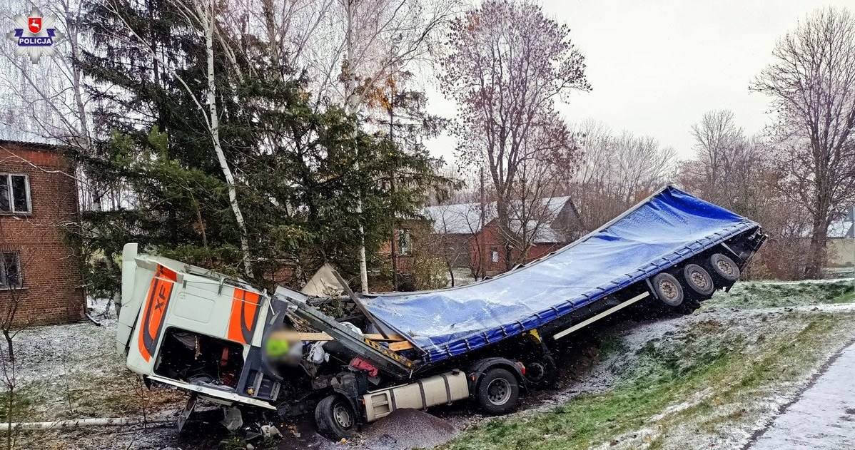 Kompletnie zniszczony ciągnik siodłowy z naczepą to efekt kolizji, która polegała na zderzeniu dwóch ciężarówek lusterkami /Policja