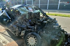 Kompletnie zniszczony samochód. Kierowca wyszedł bez szwanku