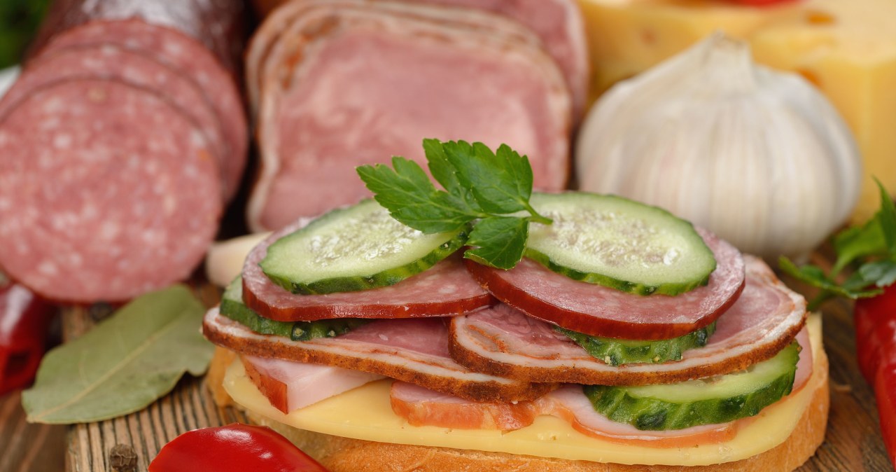 Komponując kanapkę warto dodać do niej nieco warzyw /123RF/PICSEL