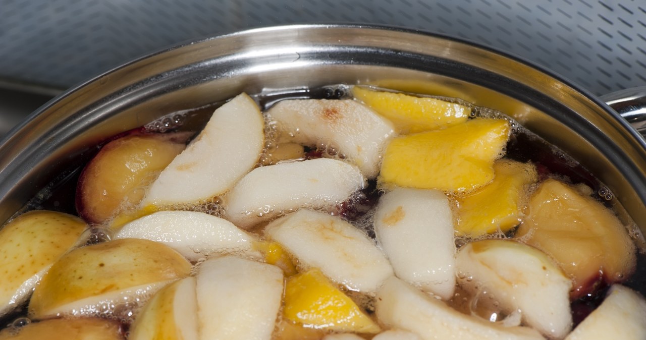 Kompot z jabłek dostarcza cennego błonnika, który wspiera trawienie i zapobiega zaparciom /123RF/PICSEL