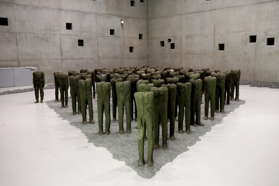 Kompozycja "Bambini” Magdaleny Abakanowicz prezentowana w Muzeum Śląskim w Katowicach /Tomasz Wiktor /PAP