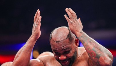 ​Kompromitująca wpadka na ringu. Bokser stracił perukę po ciosie