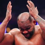 ​Kompromitująca wpadka na ringu. Bokser stracił perukę po ciosie