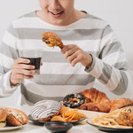 Kompulsywne objadanie się: Jak z nim walczyć?