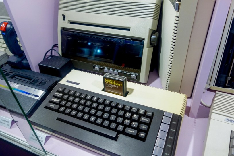 Komputer ATARI 800XL z wpiętym cartridgeem z grą komputerowa. (Kudowa Zdrój. Muzeum Zabawek) /East News