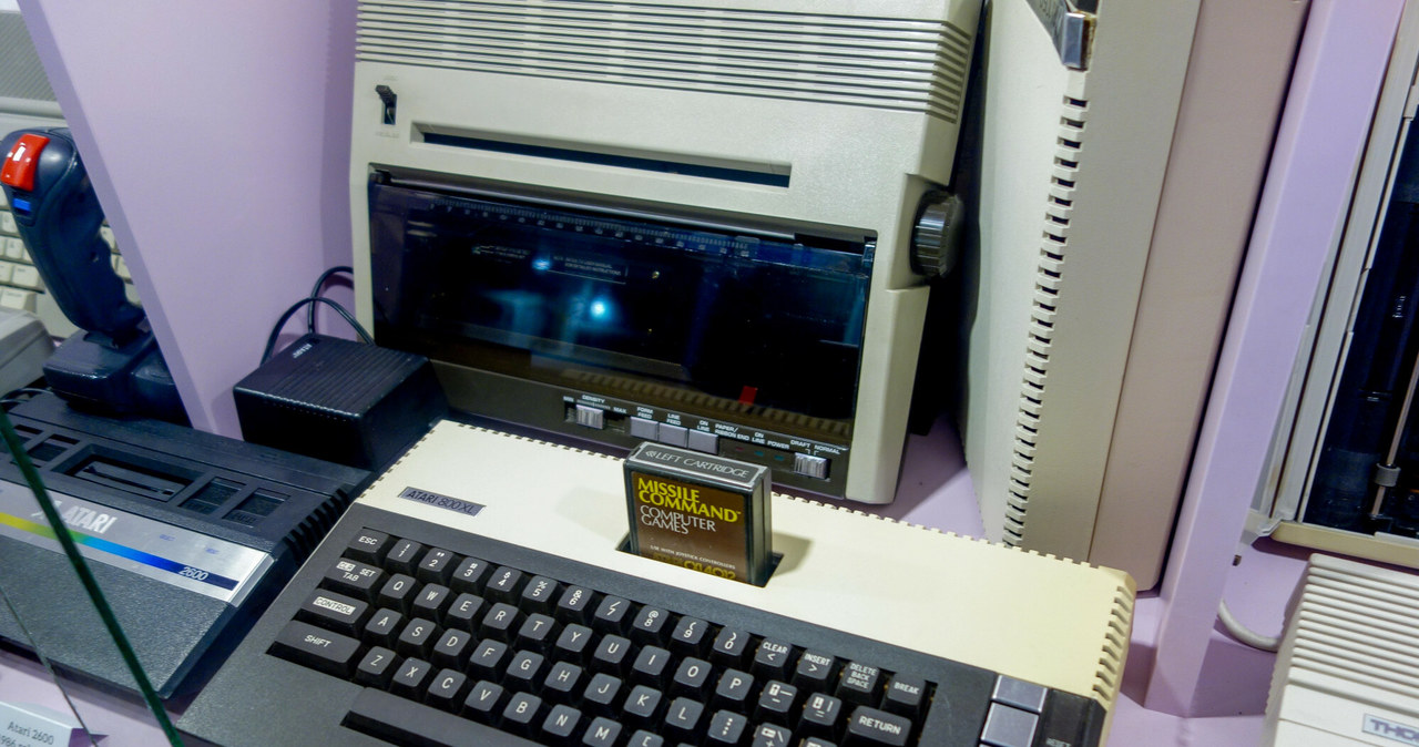 Komputer ATARI 800XL z wpiętym cartridgeem z grą komputerowa. (Kudowa Zdrój. Muzeum Zabawek) /East News