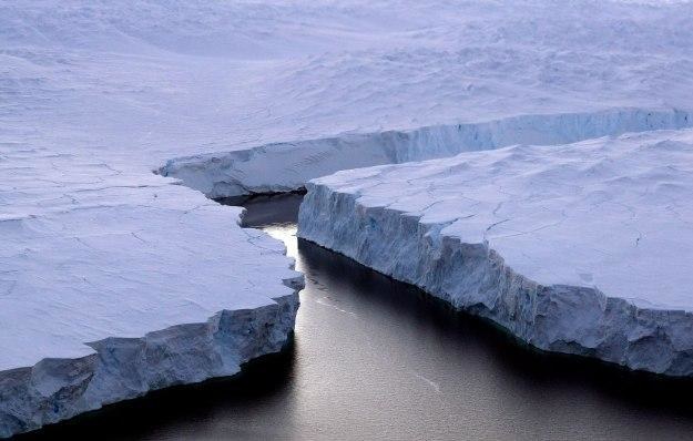 Komputer IceCube umieszczony został pod lodem Antarktydy i ma ok. około 2,5 kilometra sześciennego /AFP