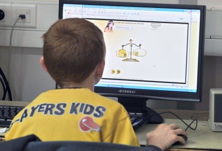 Komputer stacjonarny nadal wydaje się najlepszym wyborem dla młodszych dzieci /AFP