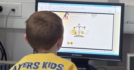 Komputer stacjonarny nadal wydaje się najlepszym wyborem dla młodszych dzieci /AFP