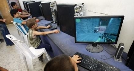Komputer w szkole obecnie służy wyłącznie do nauki - chociaż nie zawsze... /AFP