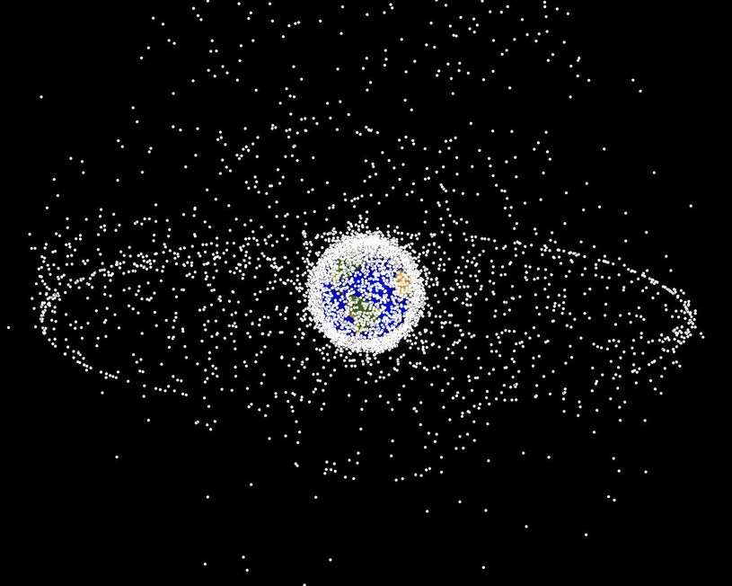 Komputerowa grafika obrazująca widok z orbity Ziemi na unoszące się wokół niej kosmiczne śmieci /domena publiczna