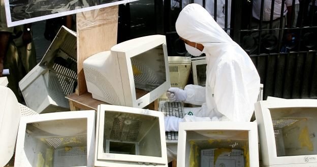 Komputery co prawda może nie trafią na złom, ale furorę robią akcesoria /AFP