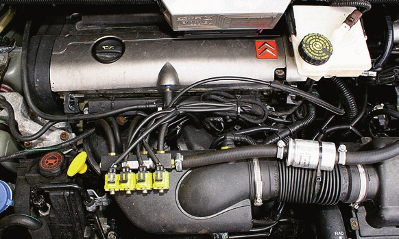 Komputery pokładowe wielu aut grupy PSA mają funkcję ostrzegania o niskim poziomie oleju. /Motor