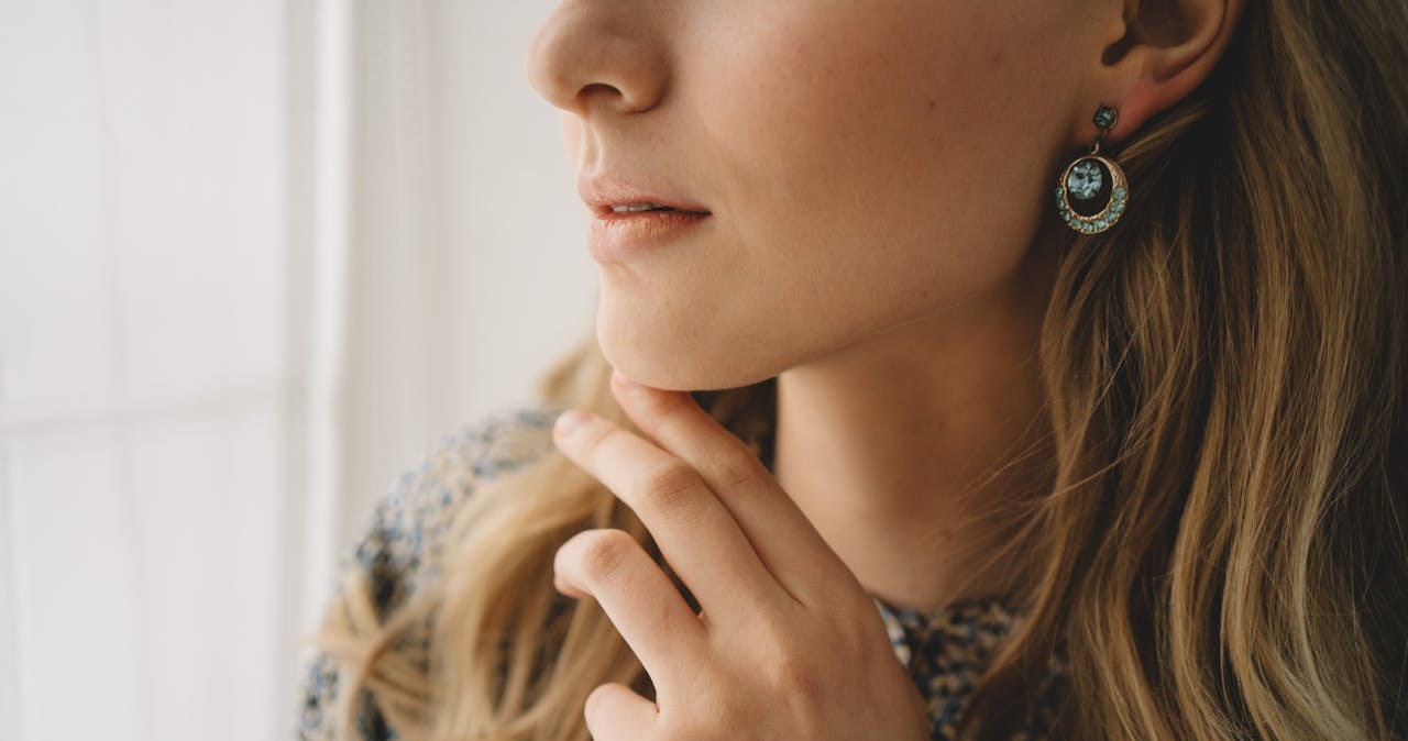 Komu pasują krótkie kolczyki? / cottonbro studio /pexels.com