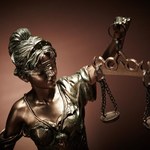 Komu przysługuje prawo pomocy w sporach administracyjnych? Jak skutecznie wnioskować o zwolnienie od kosztów sądowych?