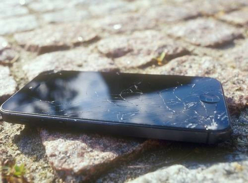 Komu zgłosić szkodę i kto wypłaca odszkodowanie z OC w przypadku uszkodzenia smartfona? /East News