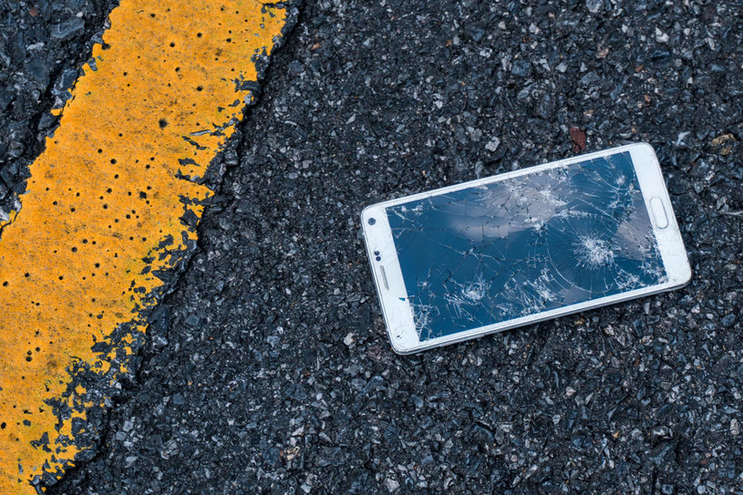 Komu zgłosić szkodę i kto wypłaca odszkodowanie z OC w przypadku uszkodzenia smartfona? /123RF/PICSEL