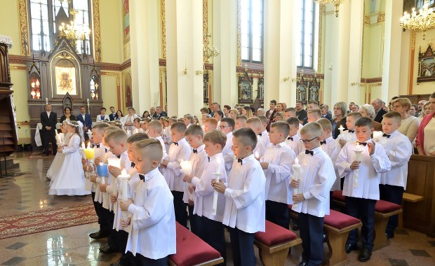 Komunia 2022. Jak zorganizować przyjęcie? Ile kosztuje?