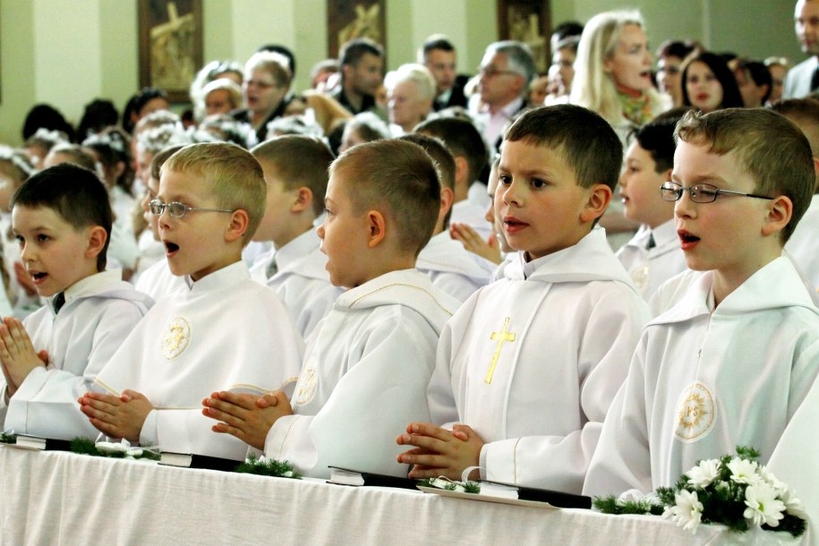 Komunia: Jak wybrać stosowny prezent i nie zapomnieć, co jest najważniejsze? /PAP/Lech Muszyński /PAP