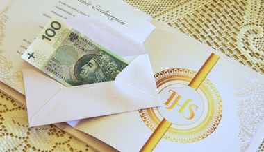 ​Komunijne koperty są coraz grubsze. Tyle pieniędzy dają dziadkowie, a tyle chrzestni
