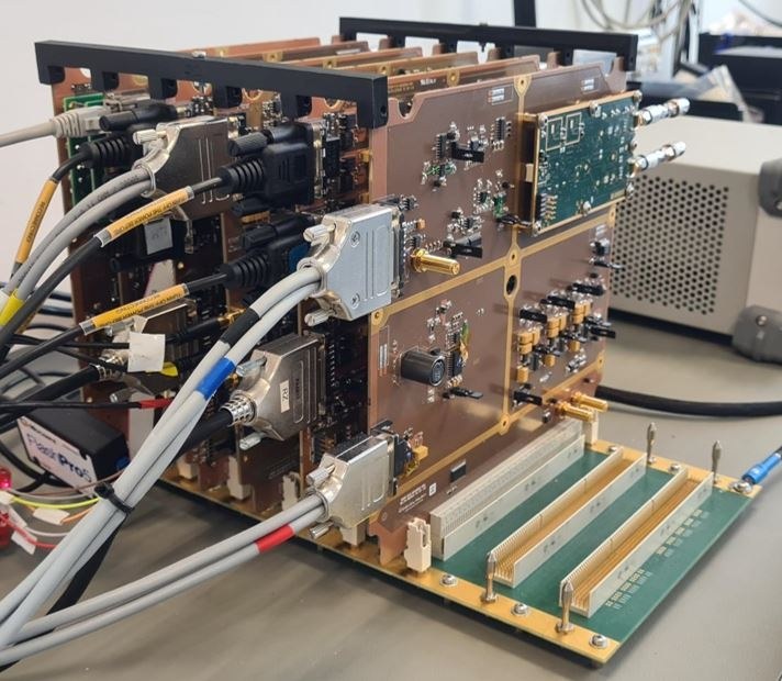 Komunikacja Kwantowa - Model inżynieryjny jednostki zarządzającej instrumentem generującym splątany pary fotonów na potrzeby satelitarnej dystrybucji klucza kwantowego /Fot. AROBS Polska /Materiały prasowe